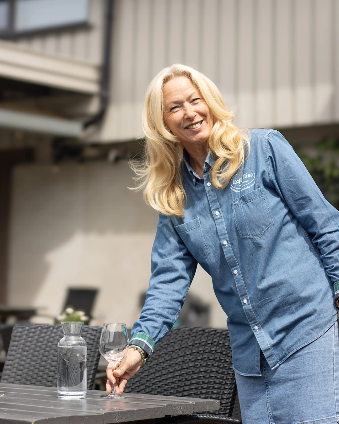 Karianne holder på å dekke et bord på Cafe Oline